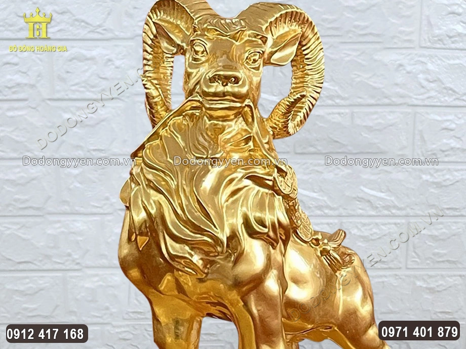 Gương mặt của con d&ecirc; được chạm khắc sắc n&eacute;t